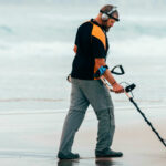 Ouest France pose la question : peut-on vraiment trouver des trésors sur la plage avec un détecteur de métaux ?